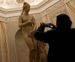 Un visitante de los Museos Capitalinos fotografía a Venus