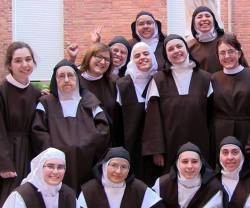 Carmelitas de Valladolid, con novicias y postulantes