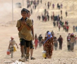 Un niño y su comunidad yazidí, huyendo de la persecución del Estado Islámico