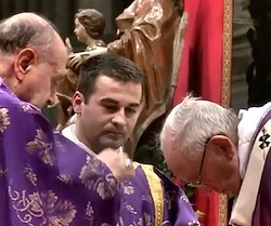Francisco recibió la ceniza de manos del cardenal Comastri, a quien se la impuso a su vez.