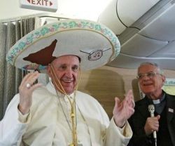 El Papa Francisco con un sombrero mexicano que le regaló la periodista de Televisa en el avión