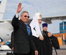 El Patriarca Cirilo en el aeropuerto en Cuba con el dictador comunista Raúl Castro