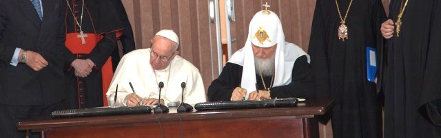 El Papa Francisco y el Patriarca Cirilo en el momento de la firma de la declaración conjunta... un momento histórico