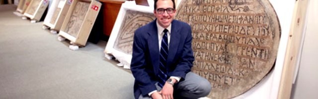 El teólogo Michael Peppard junto a unos mosaicos sirios - cree que en la casa cristiana de Dura Europos está la imagen más antigua de María