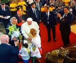 El Papa Francisco en la catedral de Morelia saluda a Lupita y su madre, junto a la imagen del niño mártir José Sánchez del Río