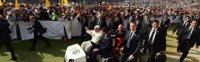 En el encuentro con los jóvenes en Morelia, una vez más, el Papa quiso recorrer toda el área y saludar de cerca a los asistentes