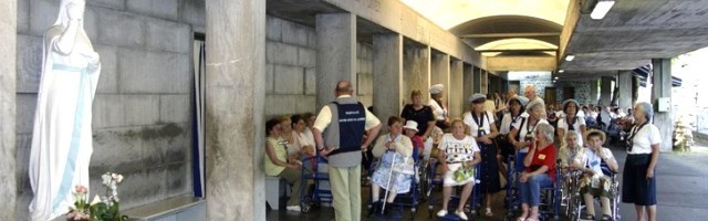 Enfermos juntos a las piscinas o espacios para bañarse en el Santuario de Lourdes - la protagonista también iba en silla de ruedas y con voluntarios