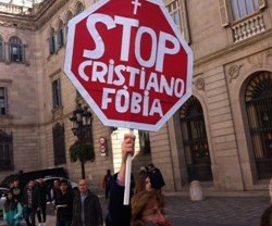 Un manifestante de Barcelona pide respeto a los cristianos
