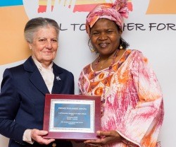 SAR Teresa de Borbón, presidenta de honor de Harambee, entrega el premio Harambee 2016 a Esther Tallah - Foto de Álvaro García Fuentes