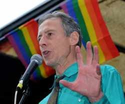Peter Tatchell es un veterano activista de ideología LGBT, pero cree que juzgar a los pasteleros cristianos de Belfast dañó la libertad de todos