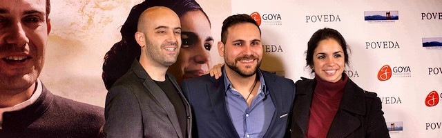El director Pablo Moreno (en el centro), con la pareja protagonista, Raúl Escudero y Elena Furiase.