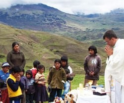 Un misionero celebra la misa en una zona montañosa de Hispanoamérica - en el enorme continente siempre faltan brazos