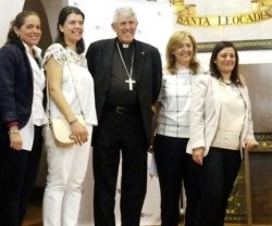 El arzobispo Braulio, de Toledo, con las impulsoras de la red provida Proyecto Mater