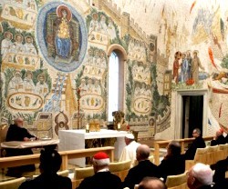 Raniero Cantalamessa predica sus ejercicios de Cuaresma al Papa Francisco y a la Curia romana