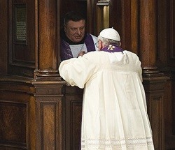 El Papa se confiesa antes de la Eucaristía