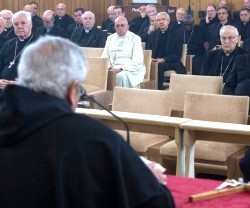 El padre Ermes Ronchi predica los ejercicios de retiro cuaresmal al Papa y la Curia