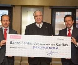 Rafael del Río, presidente de Cáritas Española, en el centro, al recibir la entrega del dinero recaudado por un fondo ético del Banco Santander