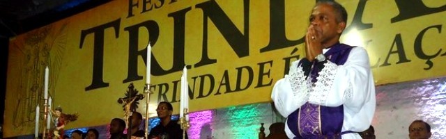 El padre Nilton Pereira dos Santos en una de sus Misas de la Misericordia en Teresina, Brasil
