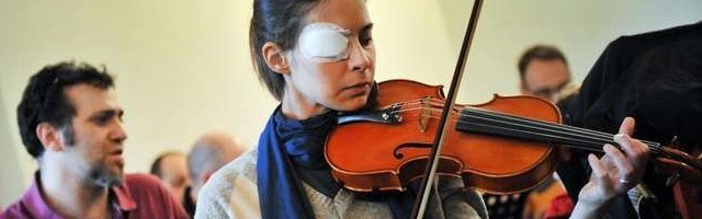 Chiara Corbella con su violín - la música la ayudaba en su oración ante el misterio del dolor y la alegría