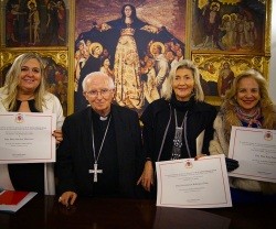 El cardenal Cañizares con las tres premiadas en la primera edición del galardón A la Mujer Comprometida