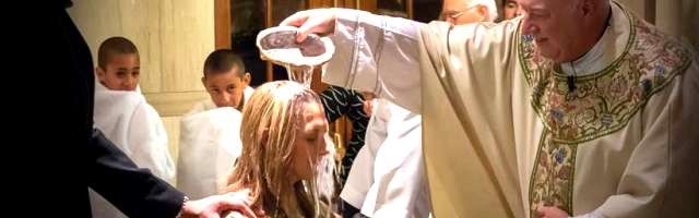 La inmensa mayoría de los nuevos católicos son bebés a los que se bautiza, pero también hay adultos que toman esta opción