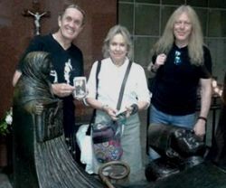Los componentes de Iron Maiden con Paulita Picke, la voluntaria que les guió en su visita a la tumba de San Óscar Romero
