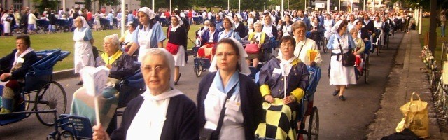El rector del santuario de Lourdes dice que la experiencia de sanación allí es contagiosa... enfermos y voluntarios la difunden