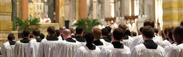 La Iglesia está estudiando retrasar la edad mínima para la ordenación sacerdotal, estableciéndola en los 27 años, y alargar los años de estudio