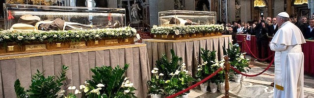 Francisco veneró los cuerpos de San Pío de Pietrelcina (en primer término) y de San Leopoldo Mandic durante su exposición en febrero en la basílica de San Pedro.