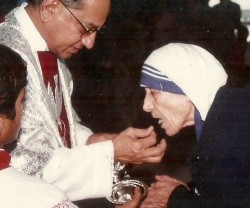El arzobispo D Souza con la Madre Teresa... pastoreó la diócesis de Calcuta de 1986 a 2002