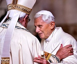 Benedicto XVI quiso estar junto a Francisco en la apertura de la Puerta Santa de la basílica de San Pedro por el Jubileo de la Misericordia.