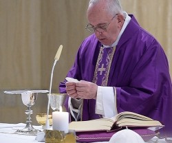 El Papa Francisco celebra misa casi todos los días en la capilla de la Residencia Santa Marta