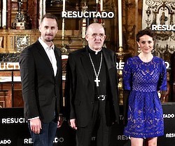El arzobispo de Madrid, junto a Joseph Fiennes y María Botto.