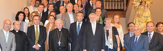 El cardenal Cañizares de Valencia con algunos de los expertos del Observatorio Socioeconómico de la Universidad Católica