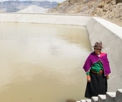 Depósitos de agua para la aspersión en el desierto de Palmira, Ecuador...