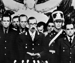 El general Videla en una imagen emblemática del llamado Golpe Cívico-Militar de 1976 en Argentina