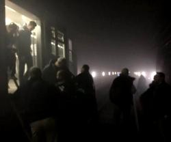 Personas en un vagón de metro en Maelbeek salen caminando en la oscuridad en la estación atacada con una bomba