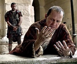 Pilato (Peter Firth) se mira las manos que se lavó ante la inocencia de Cristo; al fondo, Clavius (Joseph Fiennes), a la espera de órdenes al respecto.