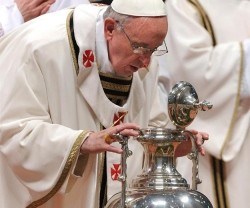 Francisco bendice los óleos sagrados en una Misa Crismal