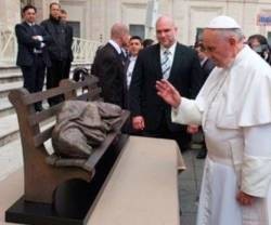El Papa bendice la copia del Cristo Sin Techo ante la Limosnería Apostólica