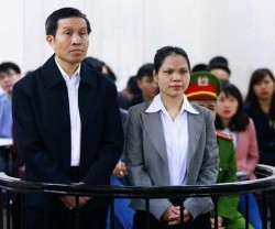 Nguyen Huu Vinh, bloguero católico y ex-policía, y su ayudante Minh Thuy Thuy - a prisión por defender los derechos humanos