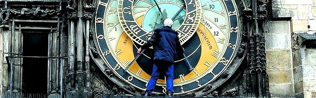 Reloj astronómico de Praga, 600 años - calcular la Pascua no es fácil, y la Iglesia lo ha estudiado con matemática y astronomía