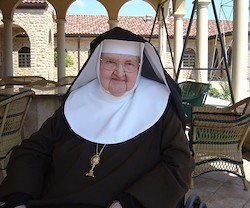 La Madre Angelica pasó sus últimos años en silla de ruedas a consecuencia de un derrame cerebral.