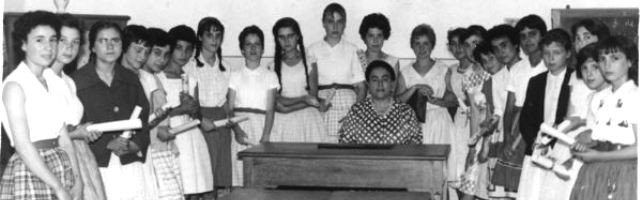 Ángela Ruiz Robles, rodeada de alumnas, en el Instituto de El Ferrol donde dio clases durante décadas, también clases gratuitas a obreros por las tardes