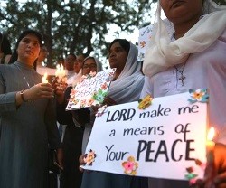 Unas religiosas y mujeres cristianas oran en la velada de homenaje a las víctimas en Lahore