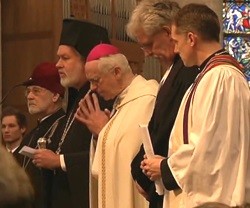 Representantes de distintas confesiones cristianas en la catedral de Bruselas, en una oración por las víctimas de los atentados