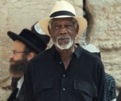 Morgan Freeman en una escena del documental La Historia de Dios