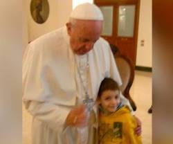 El Papa Francisco con el pequeño Ignazio Fucci, de 7 años, con una enfermedad única en Italia