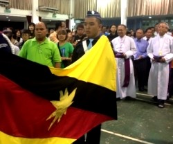 La bandera de Sarawak en un encuentro católico - es una de las zonas de Malasia menos islamizadas
