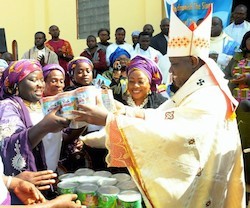 Monseñor Kaigama repartiendo comida a los cristianos perseguidos.